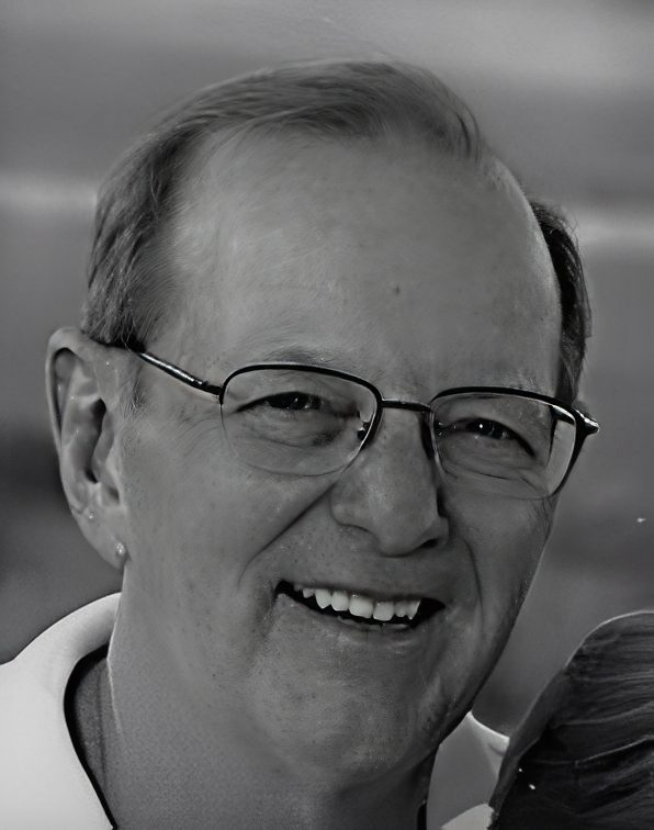 Portrait of smiling man wearing glasses
